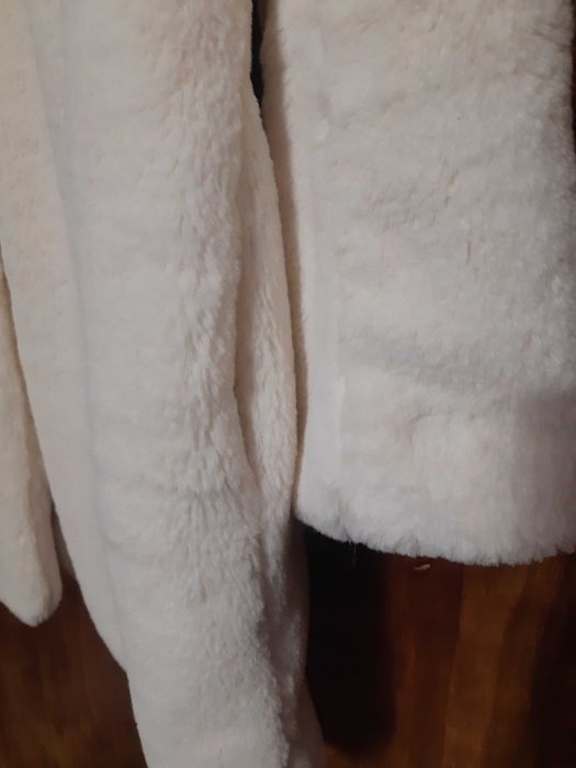 Шубка автоледі, молочного кольору, 52-54 розмір, торг