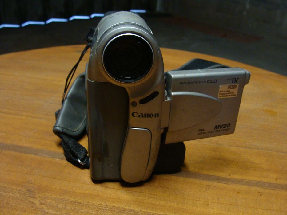 Máquina de Filmar - Canon MV20 Digital Vídeo Camcorder
