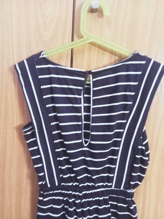 Macacão às riscas azul escuro e branco