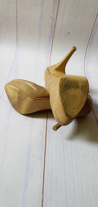 Beżowe szpilki      .