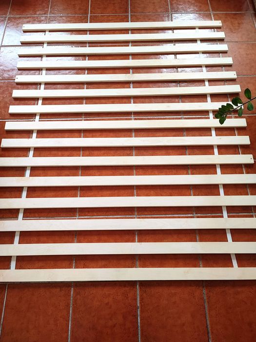 Base em madeira maciça para cama de casal, 160 x 200 cm.