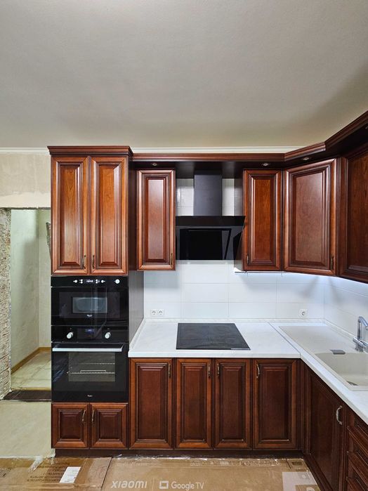 Продам Кухню 280 * 250 з натурального дерева