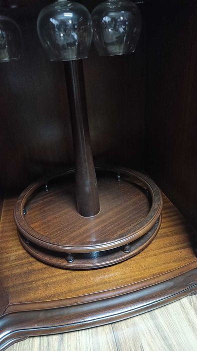 Móvel de sala clássico em madeira com vitrine – excelente estado
