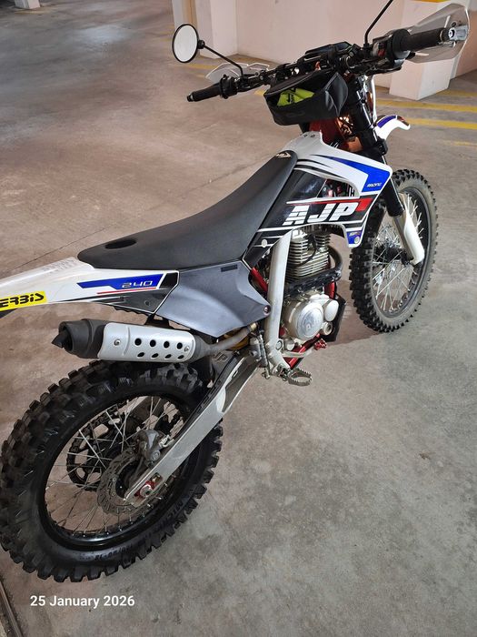 AJP SPR 240, 2024, 1800km, impecável, vários extras