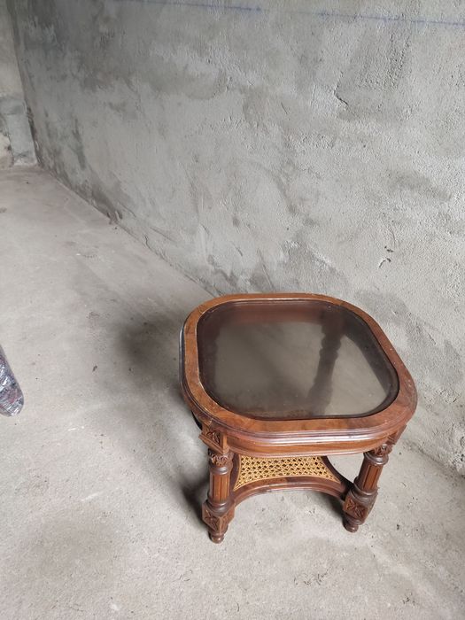 Mesa de palhinha com tampo em vidro