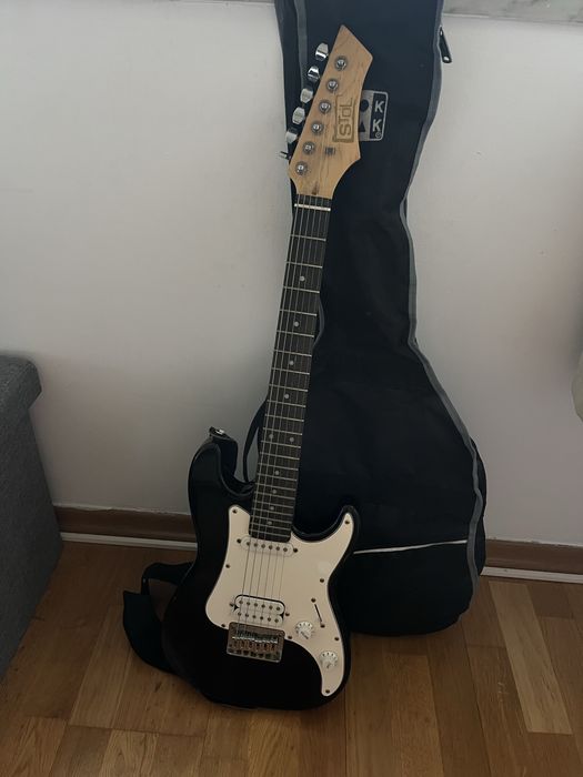 Guitarra elétrica e saco de transporte