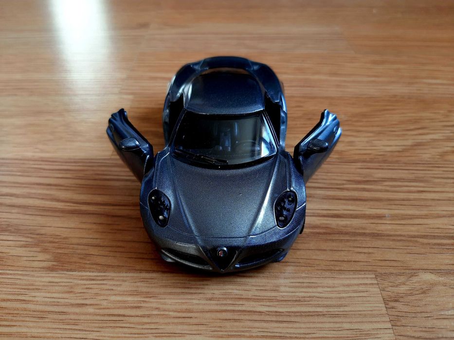 Машинка колекційна Alfa Romeo 4C, металева. Kinsmart.