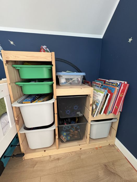 Regal Trofast z pojemnikami