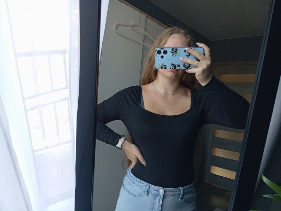 Czarne body z kwadratowym dekoltem