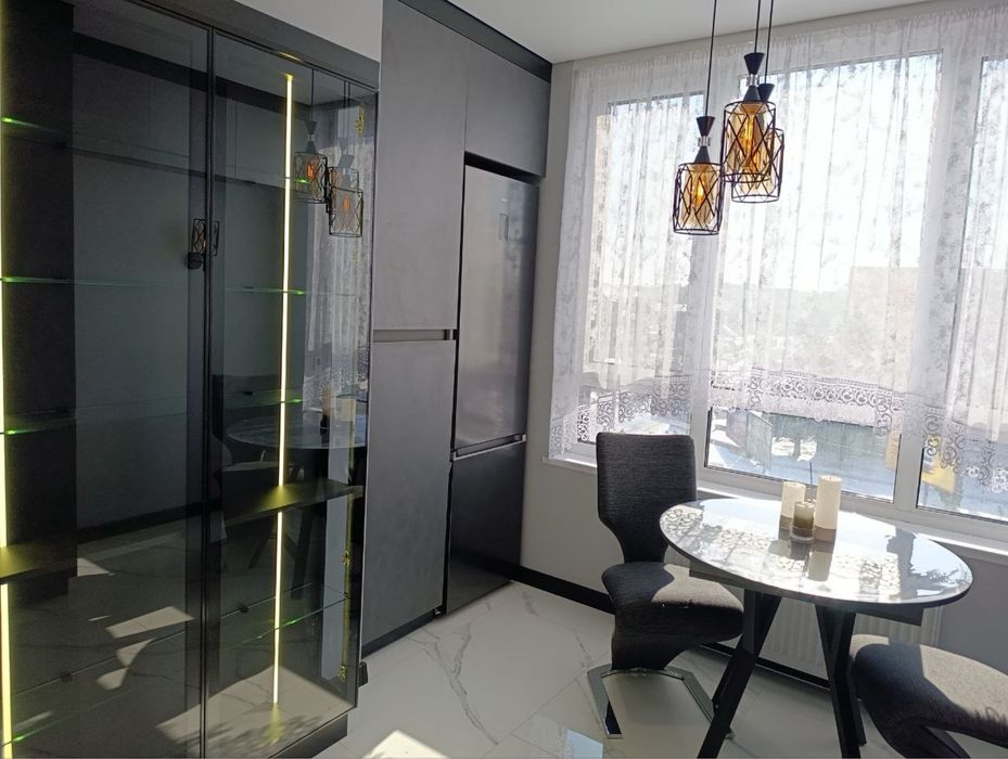 Будинокз підземним паркінгом уцентрі поблизу парку