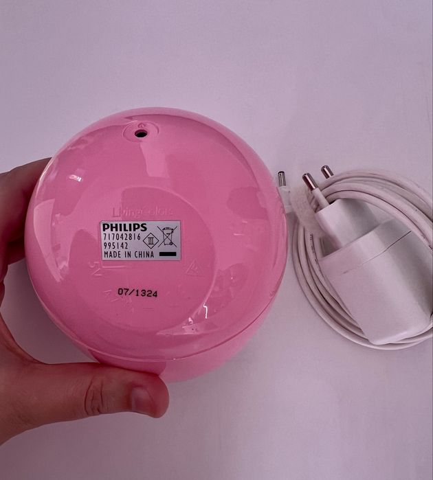 Candeeiro led táctil com várias cores Philips, em bom estado 5euros. Não faço envios.