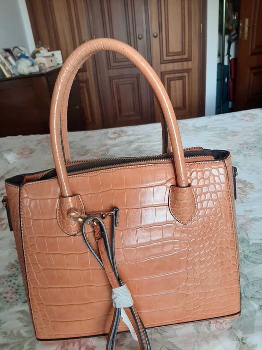 Carteira com pega de mão e alsa a tiracolo de cor salmão