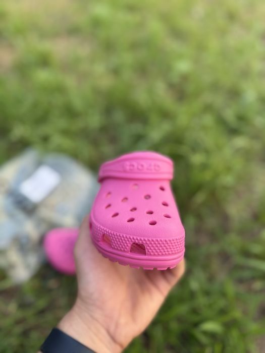 Дитячі крокси для дівчинки Crocs Classic Clog рожеві кроксы на девочку