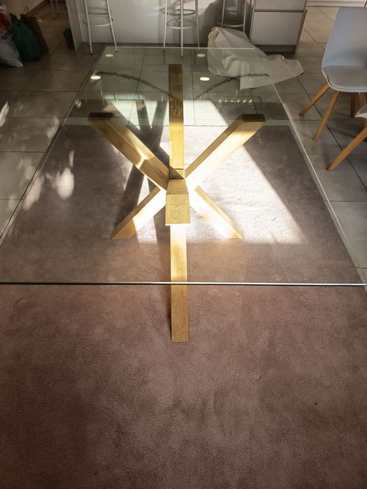 Mesa de vidro e madeira