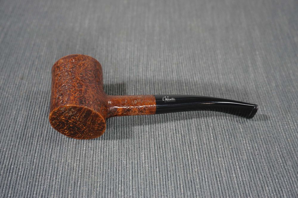 Bonito cachimbo em urze da marca Altadis, nunca usado (França)