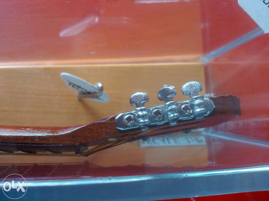 Guitarra clássica (caixa em acrílico) em miniatura
