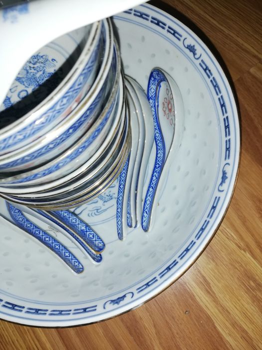 8 tigelas 8 colheres  1 saladeira de loiça chinesa