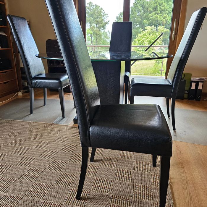 Mesa de Jantar em Vidro e 6 Cadeiras em Pele