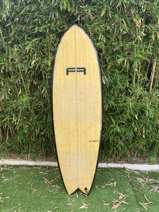 Prancha em bom estado, 5’10, 42,6l. Deck e fins incluídos