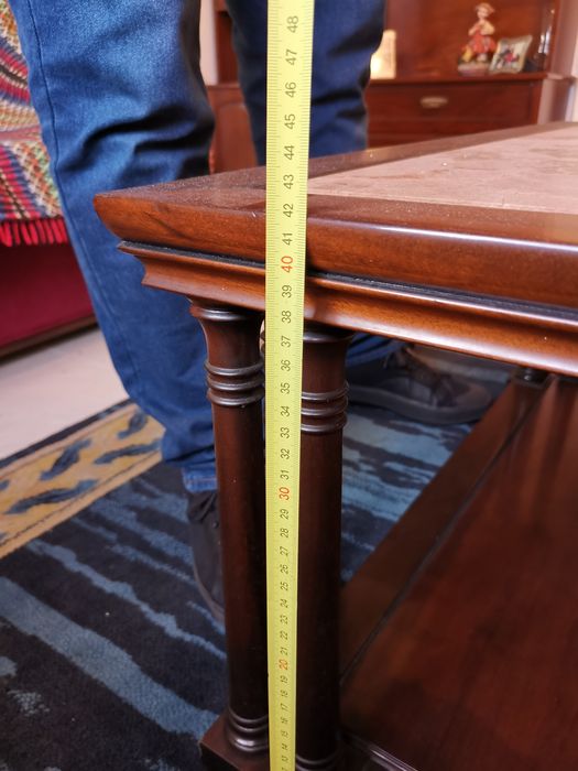 Mesa de centro classica com tampo em pedra