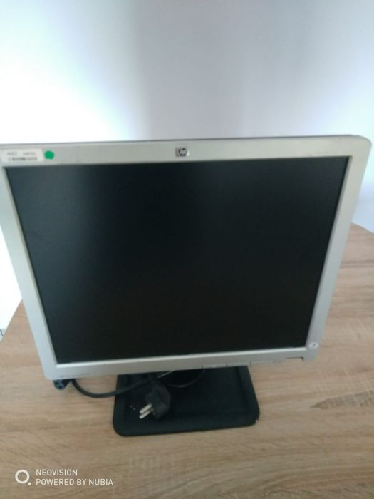 PC Lenovo com monitor HP