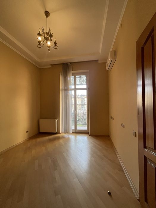 Продаж квартири в австрійському будинку франківський р-н