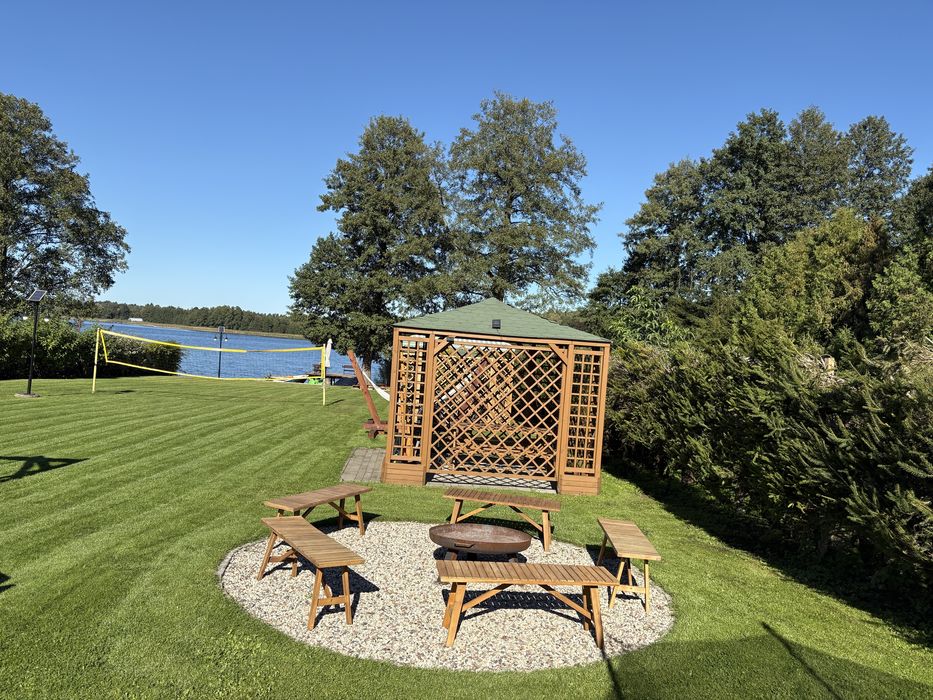 Domek na Mazurach nad jeziorem z linia brzegowa