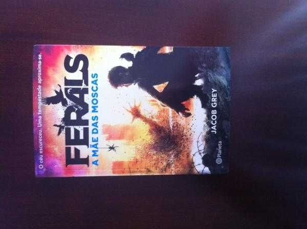 2 livros série Ferals (portes grátis)