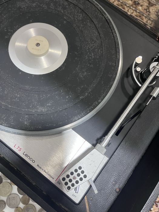 Gira discos , colunas , amplificador e rádio Lenco L75
