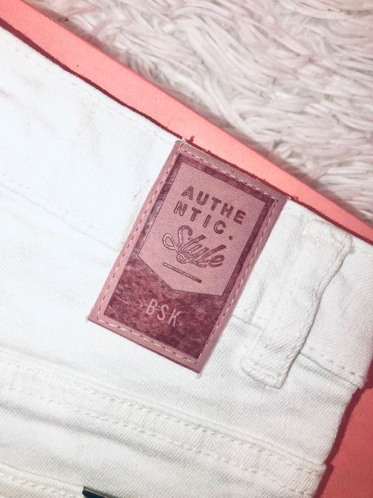 Białe krótkie spodenki szorty BERSHKA NOWE