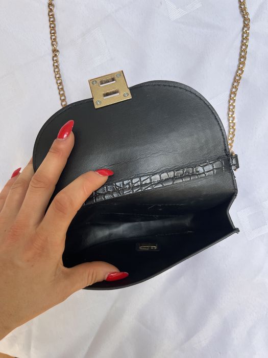 Mała torebka damska na łańcuszku