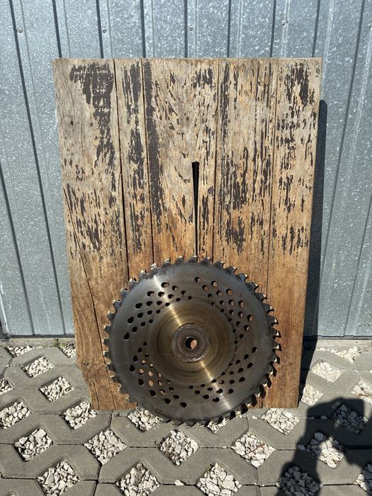 Krajzega do drzewa ,stołem i piła