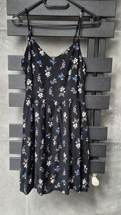 Piekna czarna sukienka w kwiatki H&M  r M