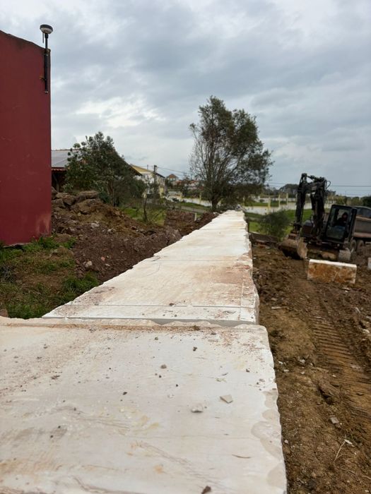 Muro em blocos de pedra rústica