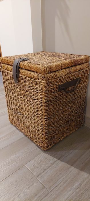 Arca em palha (vime) alsas em ferro e pega em Pele