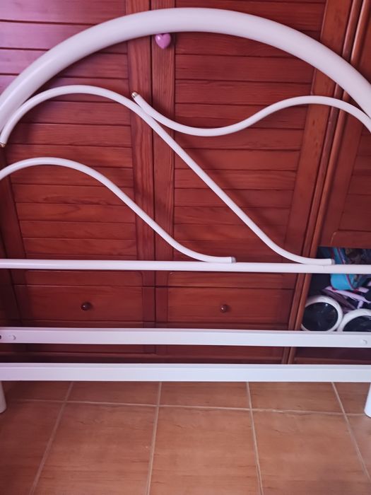 Cama de metal branco e dourado