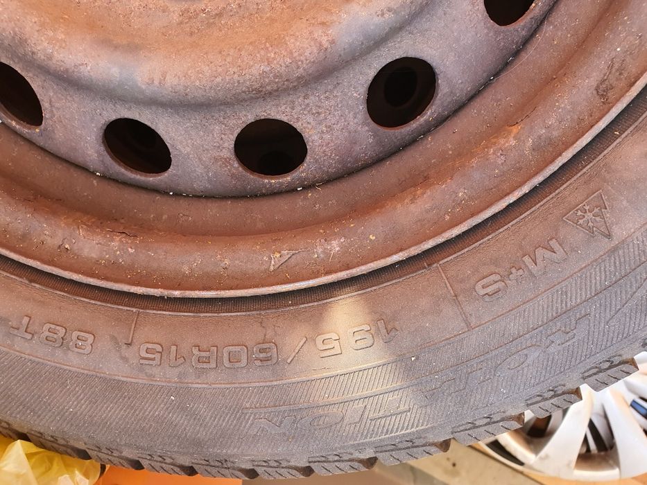 Toyota Opony zimowe felgi stalowe 195 60 R15