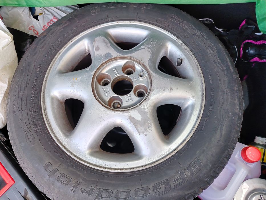 Velocímetro  universal  novo e 4 pneus 195/60/15.