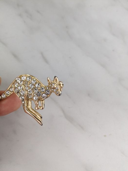 Broszka kangur,krysztalki