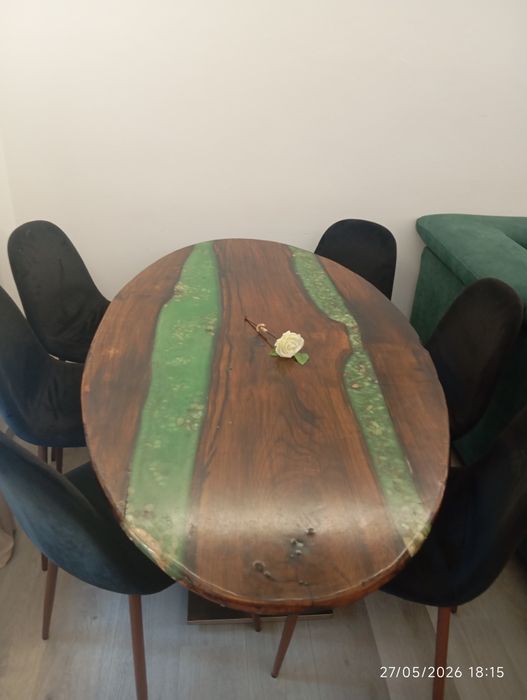 Mesa oval de resina e madeira feito á mão