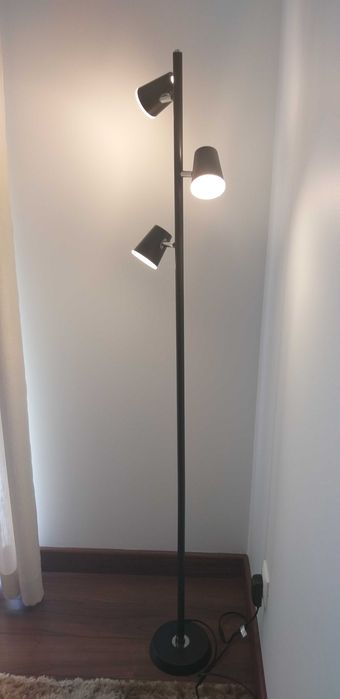 Candeeiro de pé preto com 3 focos de luz led