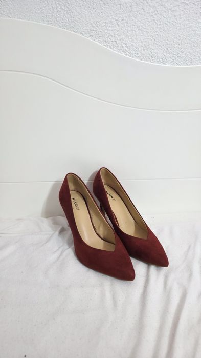 Zamszowe bordowe szpilki burgundowe obcasy eleganckie buty damskie Kiabi