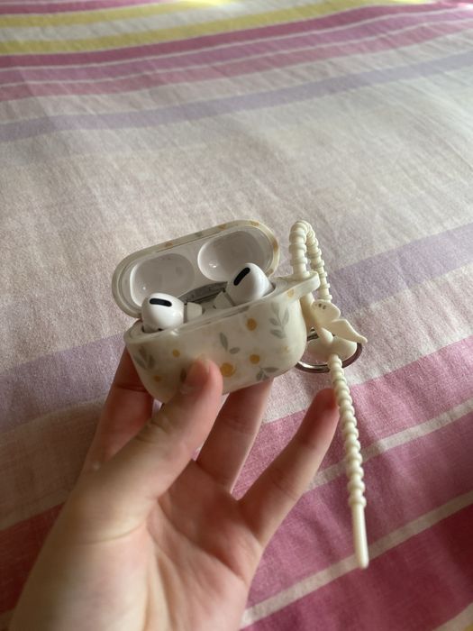 Продам AirPods Pro (з MagSafe кейсом)