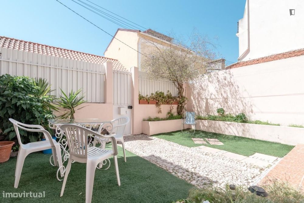 Quarto - localizado em Campolide Lisbon