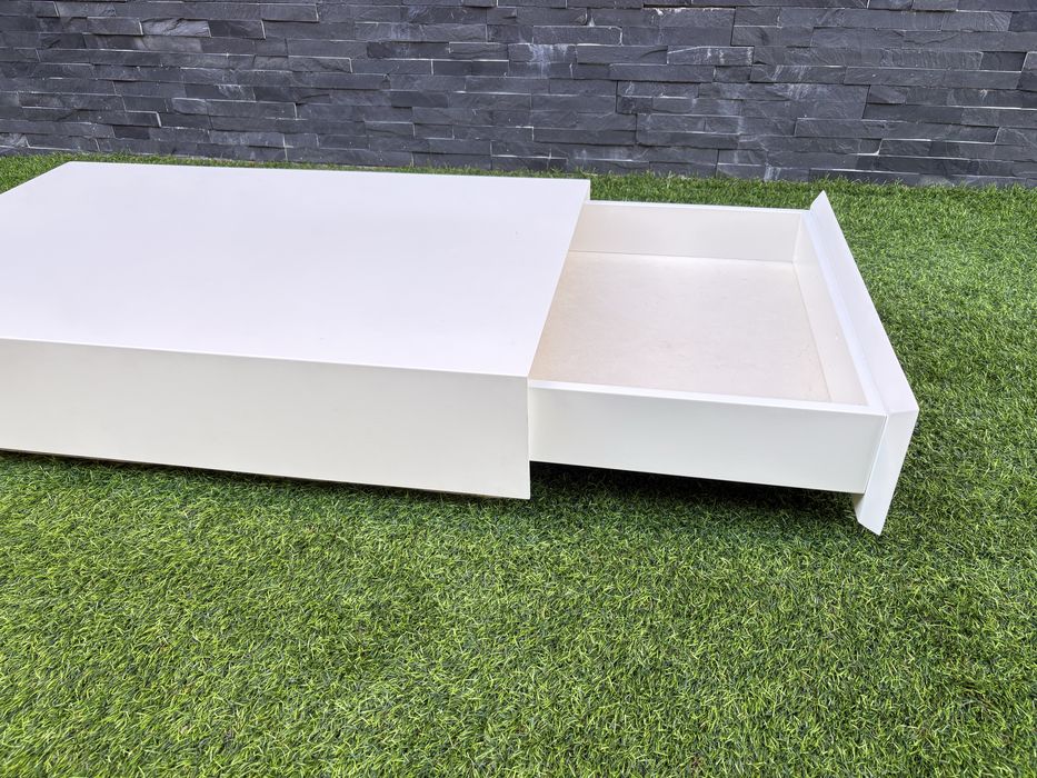 Mesa de centro lacada a branco com gaveta oculta estofada