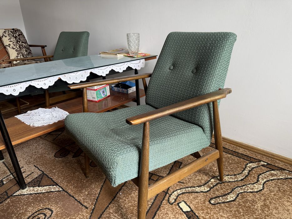 Kultowe fotele typu 300-190 (model Lisek) w idealnym stanie z zieloną tkaniną.