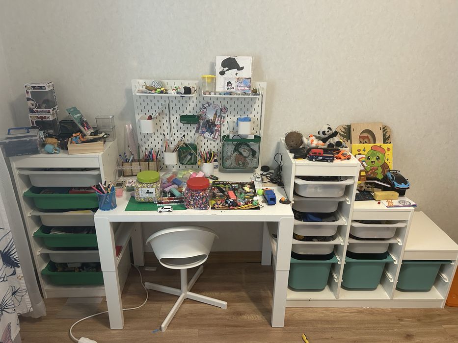 IKEA меблі для школяра: стелаж, стол, стіл