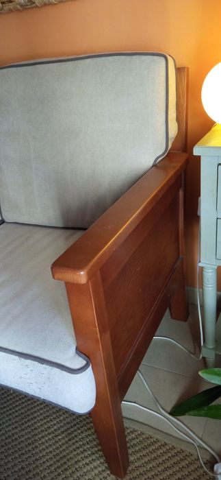 Sofá rústico c/ estrutura base de madeira