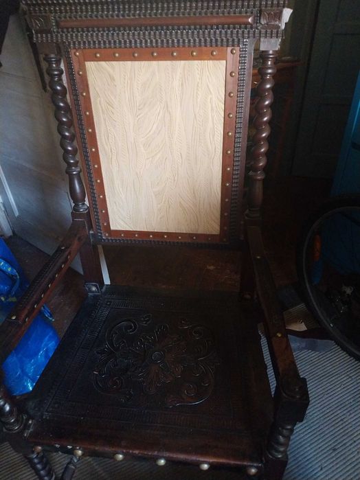 Secretária antiga estilo nacional português com cadeira original.