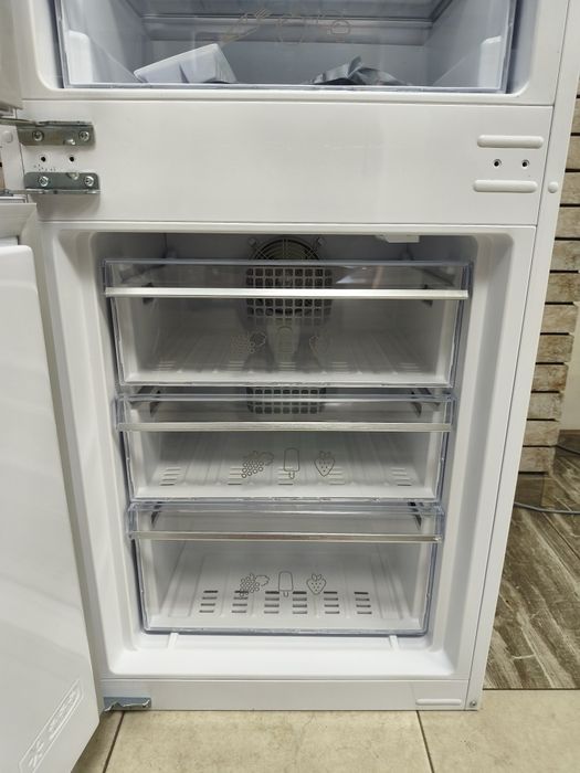 Двокамерний холодильник під забудову Smeg NoFrost A+++